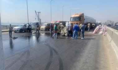 انقلاب سيارة نقل محملة بالردة داخل مصرف في ميت غمرة