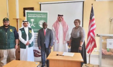 مركز الملك سلمان للإغاثة يسلم 25 طناً من التمور هدية المملكة لجمهورية ليبيريا