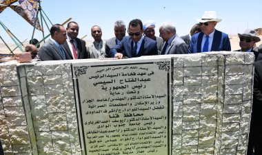 نائب محافظ قنا ورئيس جنوب الوادى يشهدان وضع حجر أساس مجمع سكنى للعاملين بالجامعة