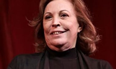 أبرز ملامح فريدة فهمي التي هاجمت مهرجان القاهرة وكرمها  الرئيس السيسي