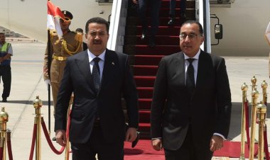 رئيس الوزراء يستقبل نظيره العراقي والوفد المرافق له بمطار القاهرة