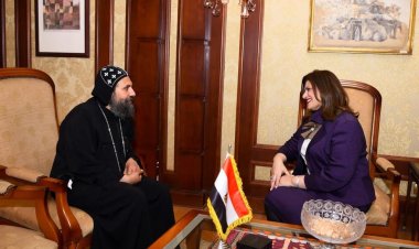 وزيرة الهجرة تستقبل كاهن كنيسة السيدة العذراء والقديسة دميانة بأيرلندا