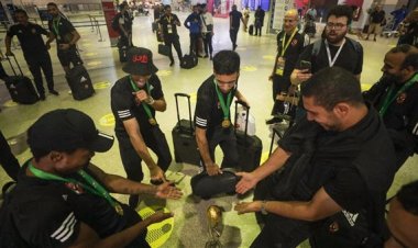 شاهد بالفيديو.. ماذا فعل لاعبو الأهلي مع المشجع الزملكاوي في المطار؟