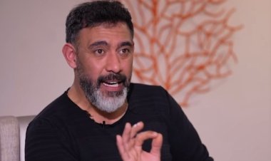 بعد سخريته من مطرب AI.. عمرو مصطفى يمازح أحمد سعد: «هلبسه براحتي»