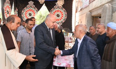 محافظ قنا يؤدى واجب العزاء في الكاتب الصحفي احمد خلف الله بمسقط رأسه