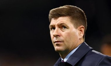 أسطورة ليفربول يقترب من تدريب أحد أندية السعودية