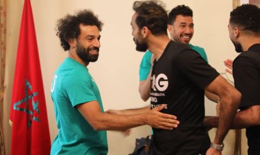 بالصور.. لاعبو المنتخب وجهازه الفني يستقبلون الأهلي بالأحضان