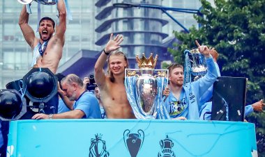 مانشستر سيتي يحتفل مع جماهيره بالثلاثية في شوارع إنجلترا