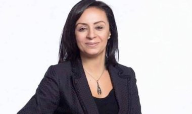 مايا مرسي تمازح المخرج محمد سامي في تكريم إنرجي: «مش لازم البطل السنة الجاية يتزوج أربعة»