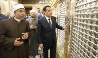 رئيس مجلس الوزراء العراقي يزور مسجد الإمام الحسين