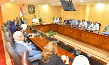 محافظ أسيوط يناقش إنشاء قاعدة البيانات الموحدة