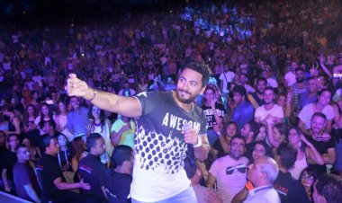 لحظة استقبال تامر حسني لحفل ختام المهرجان العربي للإذاعة والتلفزيون في تونس (فيديو)