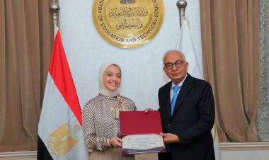 وزير التعليم يكرم الطلاب المتميزين على مستوى العالم ويعفيهم من المصروفات الدراسية