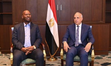 سويلم يلتقي وزير تنمية المياه والصرف الصحي بدولة زامبيا