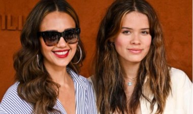 جيسكا ألبا مع ابنتها على السجادة الحمراء.. الناس هل هذه توأمها؟