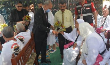 بالفرحة وزغاريد.. محافظ القليوبية يودع أول فوج حجاج قبل سفرهم لبيت الله الحرام