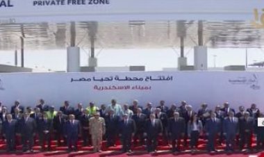 العاملون بمحطة «تحيا مصر» فى ميناء الإسكندرية يلتقطون صورة تذكارية مع الرئيس السيسي