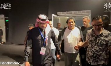 محمد منير يصل إلى مكان حفله «ليلة مشواري» بجدة