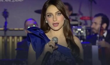 ياسمين عز تقدم حفل محمد منير بجدة