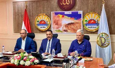 محافظ مطروح ونائب وزير الإسكان يناقشان الموقف التنفيذي للمشروعات الجارية بالمحافظة