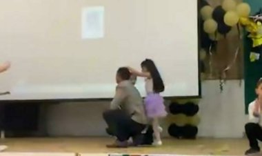 تركها الجميع فأنقذها الأب.. حكاية فتاة المسرح الحائرة بعد غدر زملائها