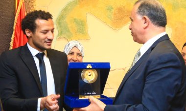 أشاد بإنجازاته.. نقيب المحامين يكرم لاعب منتخب مصر للكرة الشاطئية