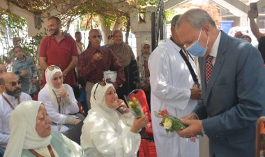 محافظ القليوبية يودع الفوج الثاني من حجاج الجمعيات قبل سفرهم