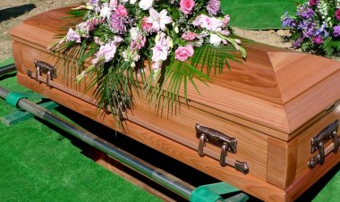 عراقي يثير جدل بسبب تحول تابوت سيدة إلى ورق