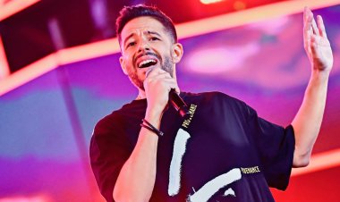 حماقى يشعل حفل خريجي الجامعة الأمريكية.. ويداعب أصغر عازفة «جيتار» بفرقته