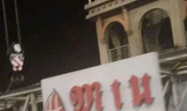 عاجل.. سقوط أجزاء من كوبري مشاة أمام جامعة مصر الدولية وتعطل حركة المرور