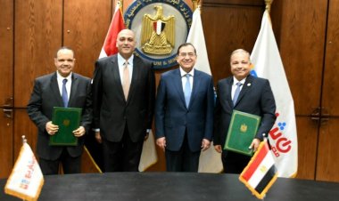 وزير البترول يشهد توقيع عقدي المرحلة التاسعة لتحويل 8500 سيارة للعمل بالغاز الطبيعي