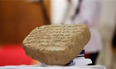 العراق تستعرض لوح منقوش بنص مسماري استعادتها من إيطاليا بعد 4 عقود من اختفائه