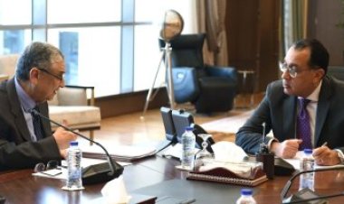 رئيس الوزراء يتابع مع وزير الكهرباء والطاقة المتجددة عدداً من ملفات العمل
