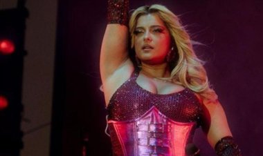 «أخدت 3 غرز».. معجب يضرب المغنية بيبي ريكسا على المسرح  (فيديو)