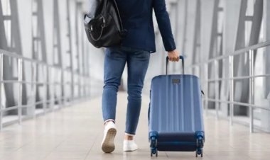 يصيب بالأمراض والأوبئة.. «لا ترتدي أحذية رياضية في المطار»