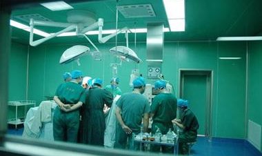بعمر 6 أشهر.. أطباء الأقصر ينجحون في فتح فم رضيع لأول مرة بعد ولادته بجراحة نادرة