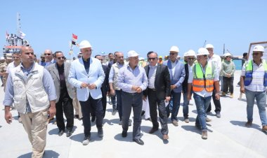 وزير النقل يتفقد مواقع العمل بمشروعي تطوير ميناء العريش