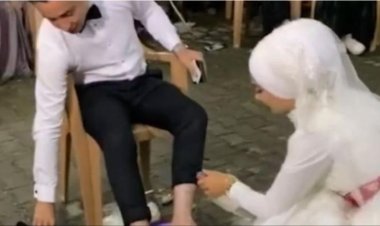 على خطي ياسمين عز.. عروس تغسل قدم عريسها