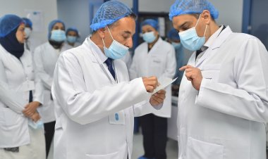 رئيس هيئة الدواء يقوم بزيارة تفقدية لمصنع أوبتالاين للمستلزمات الطبية
