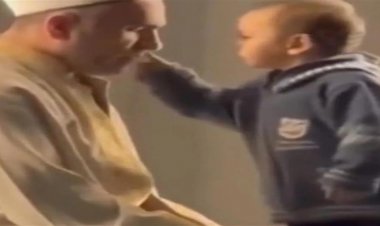 طفل يخطف قلوب الناس على السوشيال ميديا  لما فعله مع إمام مسجد