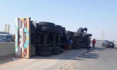 انقلاب سيارة محملة بحديد الخردة أعلى دائرى المنيب