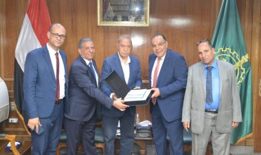 محافظ القليوبية يستقبل أعضاء البنك الزراعي لتقديم تبرع بمبلغ 200 ألف جنيه