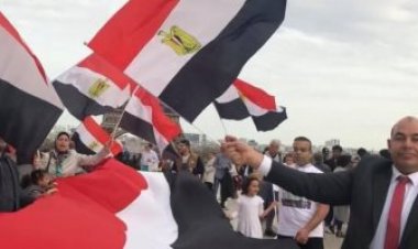 أبناء الجالية المصرية بفرنسا يستقبلون الرئيس السيسي بالأعلام