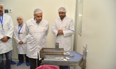 «رئيس الدواء المصرية» يتابع إنتاج ماكينة الأكياس البلاستيكية لتعبئة مستحضرات الحقن