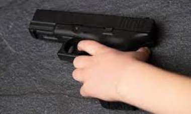 الملاك الظالم.. طفل يقتل والدته بمسدس والده