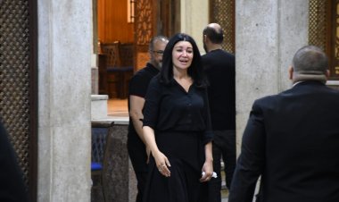 أروى جودة تنهار في عزاء والدها.. وهشام ماجد ودرة أول الحضور