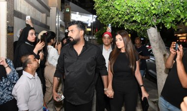 محمد سامي ومي عمر يقدمان واجب العزاء لأروى جودة في والدها