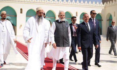 رئيس وزراء الهند يزور مسجد الحاكم بأمر الله بالقاهرة التاريخية