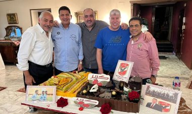 من داخل منزله.. «شوبير» يحتفل ببطولات الأهلي مع مجلس الإدارة | صور