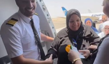 سيدة تُفاجأ بـ نجلها ضمن طاقم الطائرة المتجهة إلى الأراضي المقدسة لأداء فريضة الحج